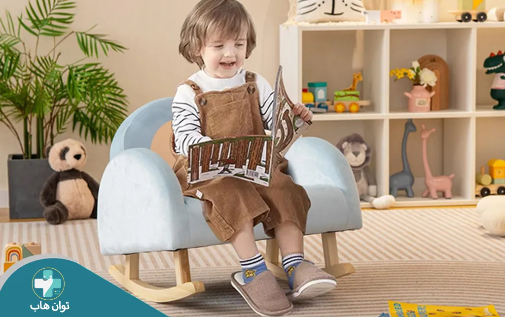 کودک در حال استفاده از صندلی راک