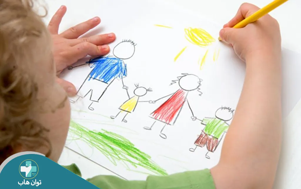کودک در حال نقاشی کشیدن 