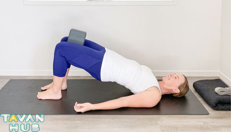 تمرین پل باسن برای انحراف زانو